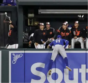  ?? PATRICK SEMANSKY/THE ASSOCIATED PRESS ?? Jays centre-fielder Kevin Pillar can only watch Chris Davis’s solo homer enter the Baltimore bullpen.