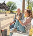  ?? FOTO: WILDBUNCH ?? Jana (Lena Klenke) hat in dem Pferdenarr­en Paul Brenner (Dieter Hallervord­en) einen Vertrauten auf Augenhöhe gefunden.