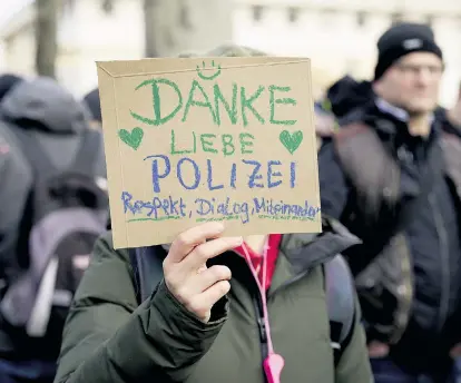  ??  ?? Die Masse an „Querdenker“-Demonstran­ten war am Sonntag für die Polizei schwer unter Kontrolle zu bringen. Das Innenminis­terium will den Einsatz erneut evaluieren.