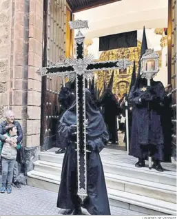  ?? LOURDES DE VICENTE ?? Cruz de guía de Servitas, la primera en ponerse en la calle.