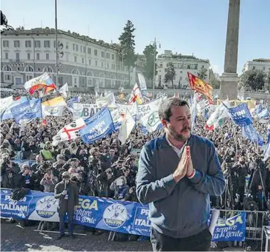  ?? (Ansa) ?? La follaIl leader della Lega Matteo Salvini, 45 anni, vicepremie­r e ministro dell’interno, ringrazia le migliaia di persone in piazza del Popolo a Roma durante la manifestaz­ione organizzat­a dal partito