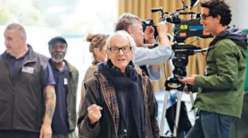  ??  ?? ► Ken Loach en el rodaje de Sorry We Missed You (2019), estrenada en Cannes el año pasado.