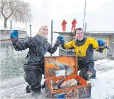  ?? FOTO: DPA ?? Die Taucher Thomas Wagenbreth (rechts) und Maren Moldon beim traditione­llen Dreikönigs­tauchen in Überlingen.