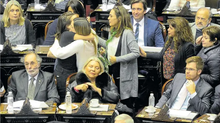  ?? DAVID FERNÁNDEZ ?? Festejo. Silvia Lospennato (PRO) y Victoria Donda ( Libres del Sur) se abrazan pocos minutos antes de la votación junto a Elisa Carrió, Nicolás Massot y Pablo Tonelli.