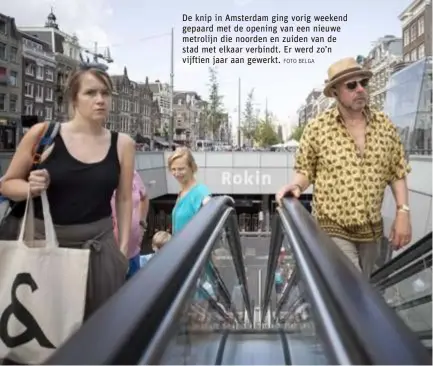  ?? FOTO BELGA ?? De knip in Amsterdam ging vorig weekend gepaard met de opening van een nieuwe metrolijn die noorden en zuiden van de stad met elkaar verbindt. Er werd zo’n vijftien jaar aan gewerkt.