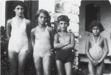  ??  ?? Frère et soeurs. Milou (Madeleine), Denise, Jean et Simone en 1934. « Les photos conservées de mon enfance le prouvent : nous formions une famille heureuse. (…) On devine que les fées s’étaient penchées sur nos berceaux. Elles avaient noms harmonie et...