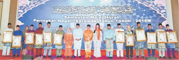  ??  ?? Taib (10th left) is seen with the Tokoh Maal Hijrah award recipients. From eighth left are Juma’ani, Abang Johari, Raghad, and Sarawak Islamic Council president Datu Misnu Taha.