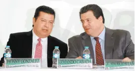  ??  ?? Armando Cabada (i), presidente municipal de Cd. Juárez, junto a Sulaimán