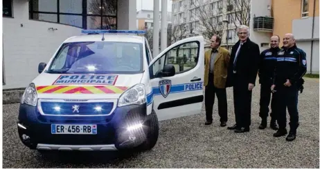  ??  ?? Le maire et l’adjoint à la sécurité remettent les clés de leur nouveau véhicule aux policiers municipaux.