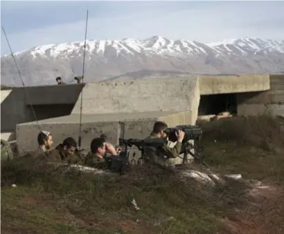  ?? FOTO EPA ?? Israëlisch­e soldaten bewaken de grens met Syrië.