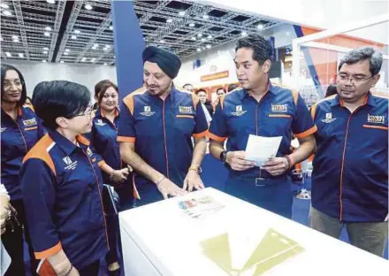  ?? PIC BY MUHD ZAABA ZAKERIA ?? Youth and Sports Minister Khairy Jamaludin (second from right) with Securities Commission chairman Tan Sri Ranjit Ajit Singh (third from right) and other officials at the InvestSmar­t Fest 2017 in Kuala Lumpur yesterday.