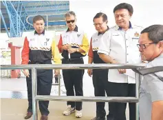  ??  ?? (From left) Ong, Ose, Lee and Mawan inspecting the diving platforms.