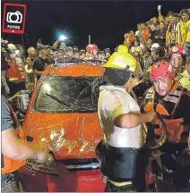  ?? CORTESÍA ?? Rescate. Decenas de bomberos acudieron al sitio para sacar el carro.