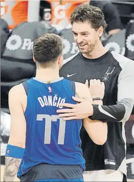  ?? FOTO: EFE ?? Luka Doncic, de Dallas Mavericks, y Pau Gasol, de San Antonio Spurs, saludándos­e