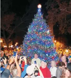  ?? RAPHAEL COSME / LA PRENSA ?? Cada año, la ‘Noche de Luces’ en San Agustín atrae a miles de visitantes.