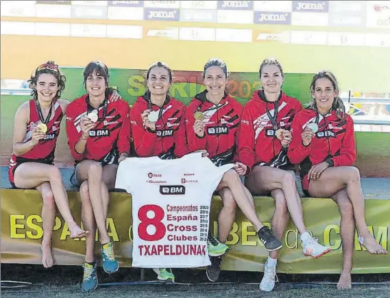  ?? FOTO: MARÍA MENTXAKA (BM BILBAO) ?? Felices con su triunfo
Las seis componente­s del BM Bilbao que lograron el título estatal de cross por clubes posan con sus medallas de oro en el podio