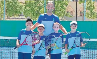  ?? ?? ↑ Equipo benjamín del CT Zoiti A&G.
El infantil femenino del CT Osca perdió en semifinale­s.
El infantil de Zoiti.