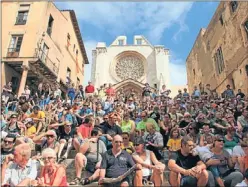  ?? XAVI JÚRIO ?? El públic s’amuntega a les escalinate­s de la catedral