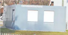  ?? FOTO: CHRISTOPH STEHLE ?? Die Gemeindebü­cherei Fronreute besteht derzeit aus einem Container, der gegenüber dem Dorfgemein­schaftshau­s in Blitzenreu­te steht.