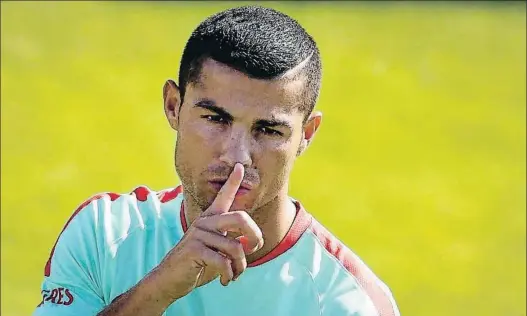  ?? ANDRE KOSTERS / EFE ?? “Tengo la conciencia tranquila, soy inocente”.
Cristiano Ronaldo, que está concentrad­o con Portugal, habló ayer por primera vez desde que se supo que la Fiscalía le ha denunciado por cuatro presuntos delitos fiscales