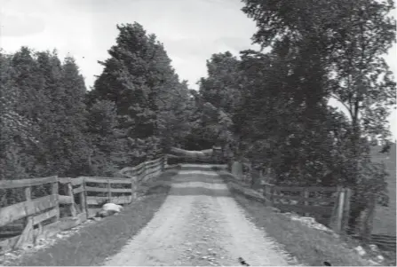  ?? SUPPLIED PHOTO ?? The driveway at the Kawartha Golf and Country Club in Peterborou­gh during the 1930s.