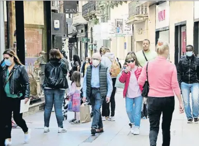  ?? MERCÈ GILI ?? La calle Major de Lleida ha recuperado parte de su vida tras el pase a la fase 1, el pasado 18 de mayo