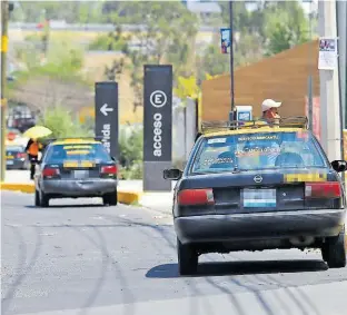  ??  ?? Ayer sólo fueron visibles los taxis negro con amarillo