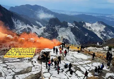  ??  ?? Sulle Alpi Gli striscioni di protesta affissi sulle cave di marmo durante la protesta di ieri