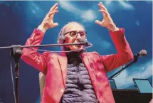  ?? ?? Spirituale.
Franco Battiato in uno dei suoi ultimi concerti