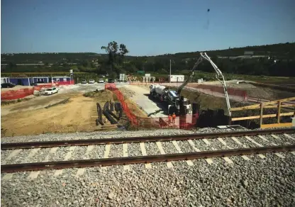  ?? Foto Jure Eržen ?? Država pričakuje, da bo tir zgrajen čim prej. Kmalu bo znano, koliko izvajalcev je usposoblje­nih za izvedbo glavnih del.