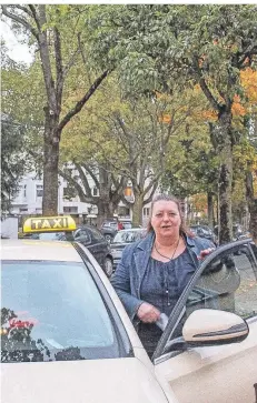  ?? FOTO: SASKIA KARBOWIAK ?? Birgit Diemann ist eine der bekanntest­en Taxifahrer­innen im Rhein-Kreis Neuss – das liegt aber nicht nur an ihren Fahrkünste­n.