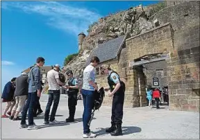  ??  ?? Le Mont a été évacué « par mesure de précaution », a indiqué le préfet.