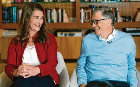  ?? Foto: Elaine Thompson, dpa ?? Ob sie immer noch so fröhlich lachen? Melinda und Bill Gates wollen privat jedenfalls künftig getrennte Wege gehen.