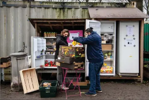  ??  ?? FaellesSKA­BET leverer mad til køleskabe i Aarhus, hvor det er muligt for borgere at hente mad efter behag. Her er Annbritt Jørgensen, projektkoo­rdinator og praktikant Tim Theodor Nielsen i faerd med at fylde køleskaben­e. Foto: Marie Ravn