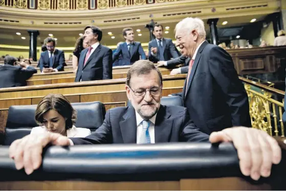  ??  ?? Mariano Rajoy venceu as eleições, mas faltam-lhe 39 deputados para a maioria absoluta. Espanha continua sem governo