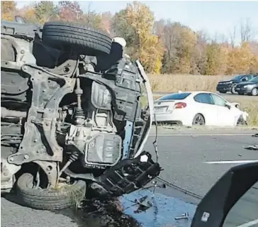  ?? CAPTURE D’ÉCRAN COURTOISIE ANTHONY DUPUIS ?? La victime se trouvait dans cette voiture renversée sur la chaussée après le violent impact d’un face-à-face sur l’autoroute 10, hier après-midi. On aperçoit l’autre véhicule impliqué sur le terre-plein central.