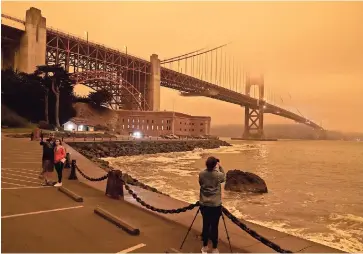  ??  ?? El PUENTE del Golden Gate de san Francisco adquiere un aspecto fantasmagó­rico al mediodía cuando el cielo toma un tono anaranjado causado por incendios forestales