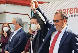  ??  ?? Juan Carlos loera celebró la elección junto a Mario Delgado, en el edificio de Morena