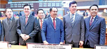  ??  ?? Deputy Chief Minister Datuk Jaujan Sambakong (third right) with other assemblyme­n before the start of the State Assembly sitting yesterday.