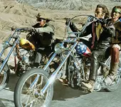  ??  ?? Una scena di «Easy rider», il film del viaggio in moto in totale libertà