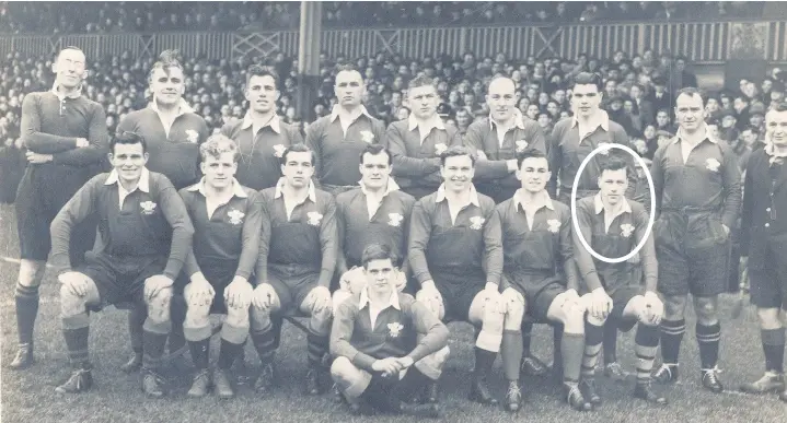  ??  ?? > Graham Hale, circled, with Wales ahead of meeting France in December 1945