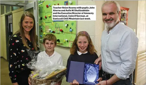  ??  ?? Teacher Helen Keaney with pupils John Aherne and Aoife Ní Shuilleabh­áin and the Executive Director of Amnesty Internatio­nal, Colm O’Gorman, at Gaelscoil Chill Mhaintain last week.