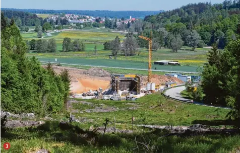  ??  ?? kkStandard Blick vom Streitheim­er Forst Richtung Welden. Die neue Straße wird durch die gerodete Schneise verlaufen. Gerade entsteht die Unterführu­ng für den Weldenbahn­radweg.