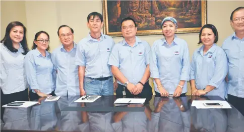  ??  ?? Kon (fourth left) and Chiam (fifth left) with Second Miri Matta Fair committee members.