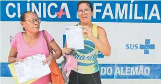  ?? MAÍRA COELHO /AGÊNCIA O DIA. REPRODUÇÃO ?? Médicos e pacientes fizeram passeata para protestar na Estrada do Itararé, no Complexo do Alemão