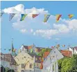  ?? FOTO: ANNETTE SCHWARZ ?? Wimpelkett­en und Fahnen flattern auf dem Marktplatz im Wind: Bad Buchau ist bereit für das Adelindis-Heimat- und Kinderfest.