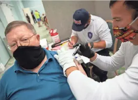  ?? JON AUSTRIA/USA TODAY NETWORK ?? David Nordoff of Naples receives his vaccinatio­n at a community center in Naples.