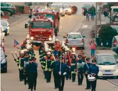  ?? FOTO: HEIKO LEHMANN ?? Der Wehrleute des Löschbezir­ks Auersmache­r sind mit Musikern auf dem Weg zum neuen Feuerwehrg­erätehaus.