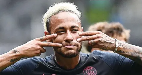  ?? FRANCK FIFE/AFP ?? TARIK ULUR: Pemain PSG Neymar mengikuti sesi latihan di Shenzhen Universiad­e Stadium, Shenzhen (2/8).