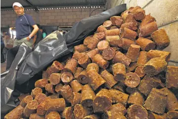  ??  ?? Dulce. Los dulces de panela o de atado fueron el producto más buscado por los asistentes a la feria. ACOPANELA exportó el último año hacia Estados Unidos más de 80,000 unidades.